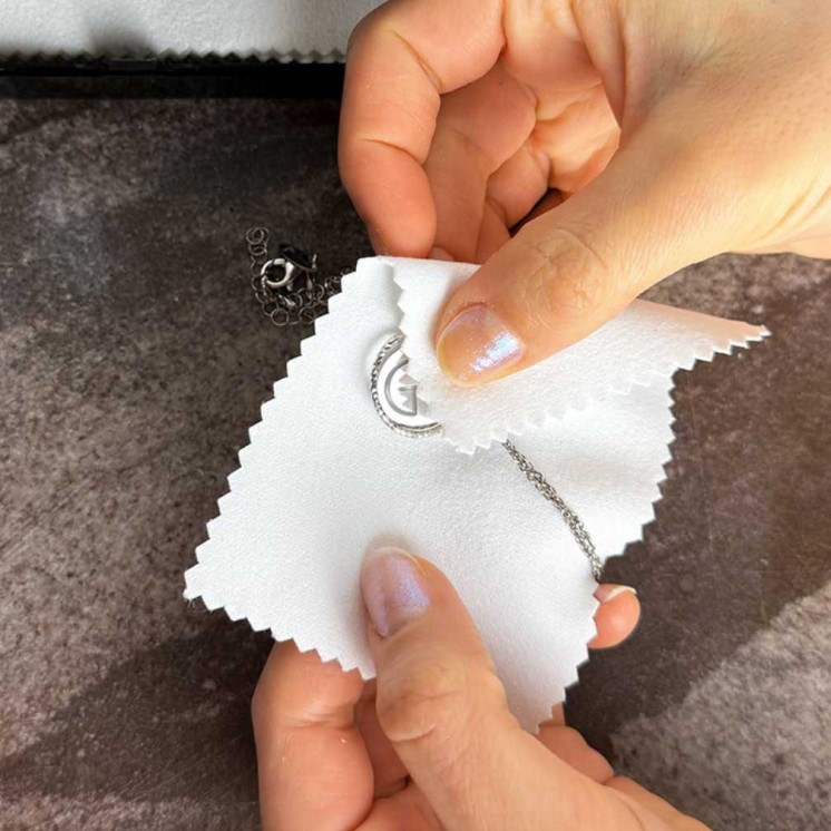 Silver jewellery cleaning using Hagerty dry wipes